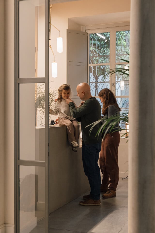Una familia realiza el check-in en la recepción del hotel boutique Plácido y Grata de Sevilla.