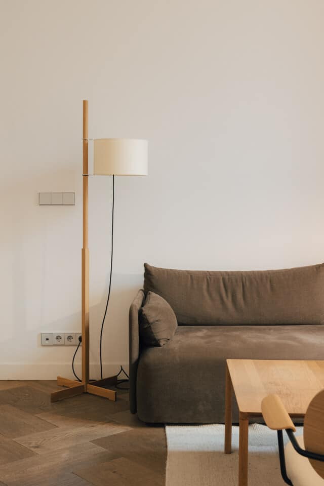 Detalle del mobiliario minimalista de diseño en una de las estancias del hotel boutique Plácido y Grata de Sevilla.